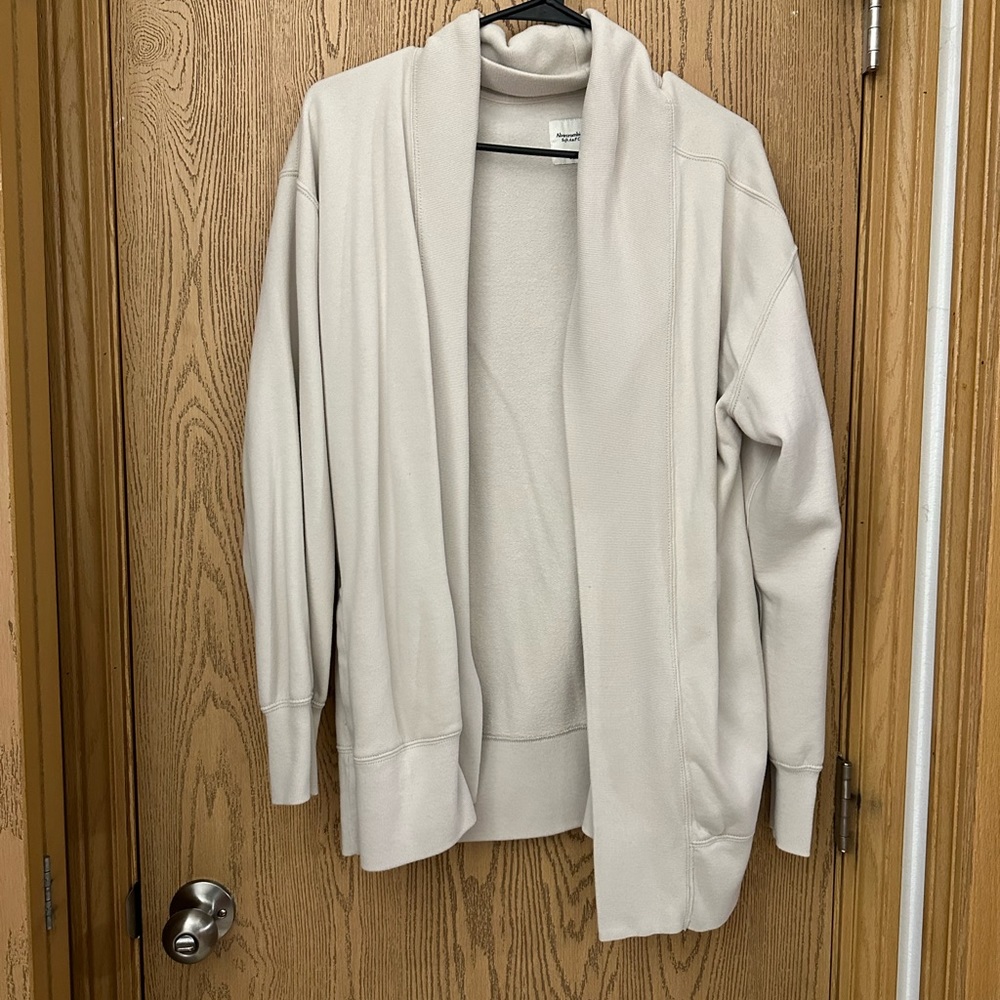 NWOT Abercrombie cardigan thick material